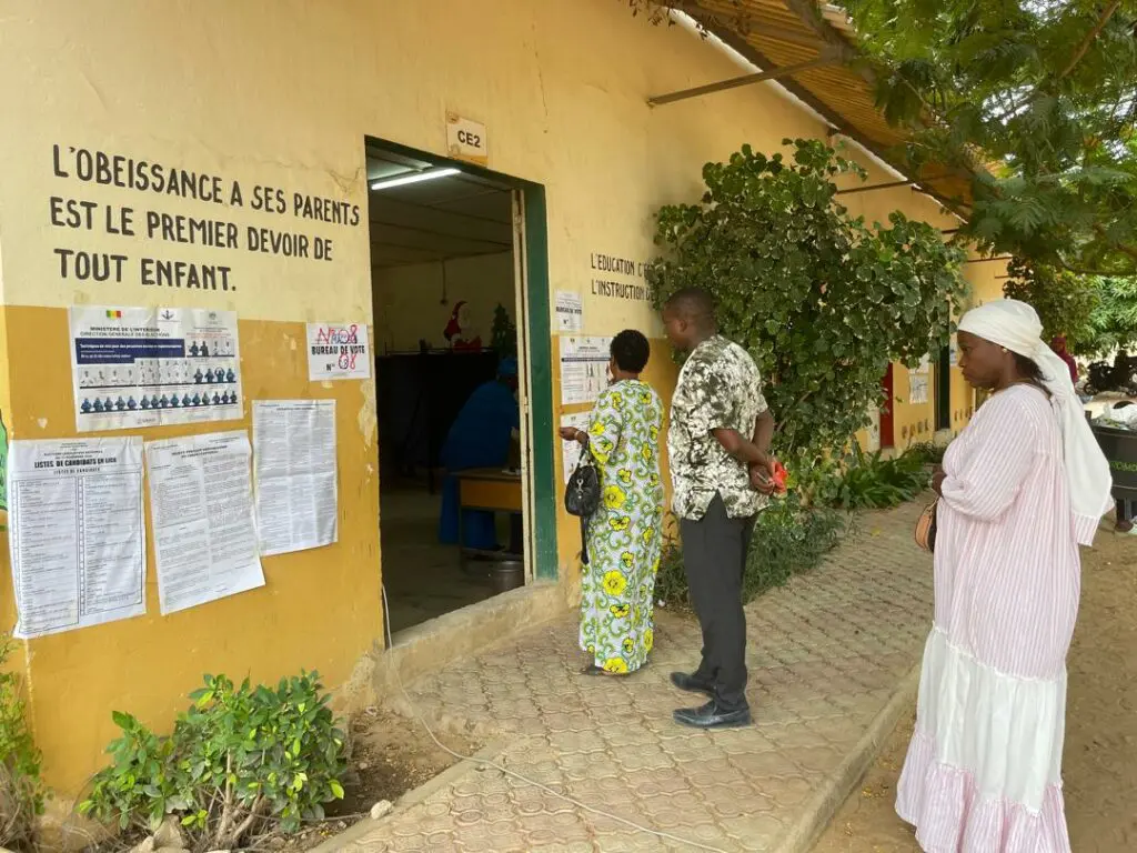 Plus de 7 millions d’électeurs sénégalais se rendent aux urnes pour les élections législatives anticipées