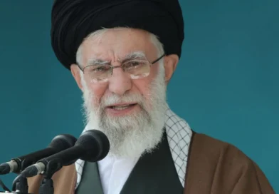 تقارير عن نقل المرشد الإيراني إلى مكان آمن وسط تصعيد عسكري