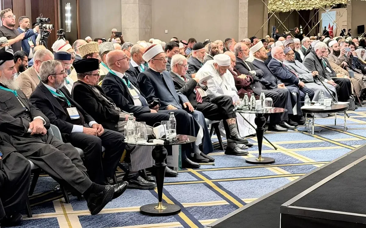 العلامة ولد الددو يلقي كلمة الوفود في افتتاح مؤتمر “وحدة الأمة الوسط” بمدينة إسطنبول