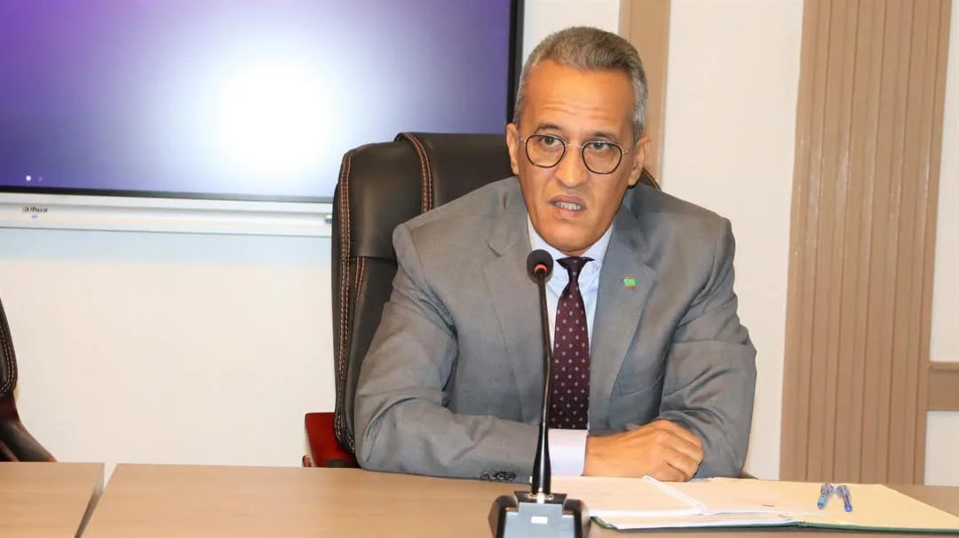 وزير الداخلية يترأس اجتماعاً قيادياً ويوجه بتعزيز الأمن ومكافحة الجريمة وترسيخ سياسة القرب من المواطن